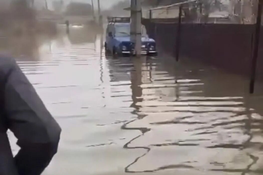 Паводок в бузулуке оренбургской области 2024. Паводок. Наводнение в Оренбурге. Паводок в Бузулуке. Наводнение в Тоцком.