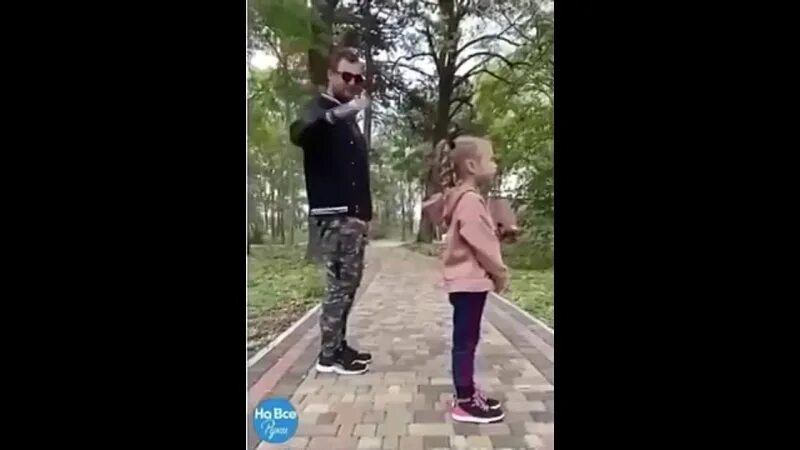 Ребенок терпит. Папа с дочкой идут. Человек около двери. Отец зашел дочка. Девочка обнимает отца.