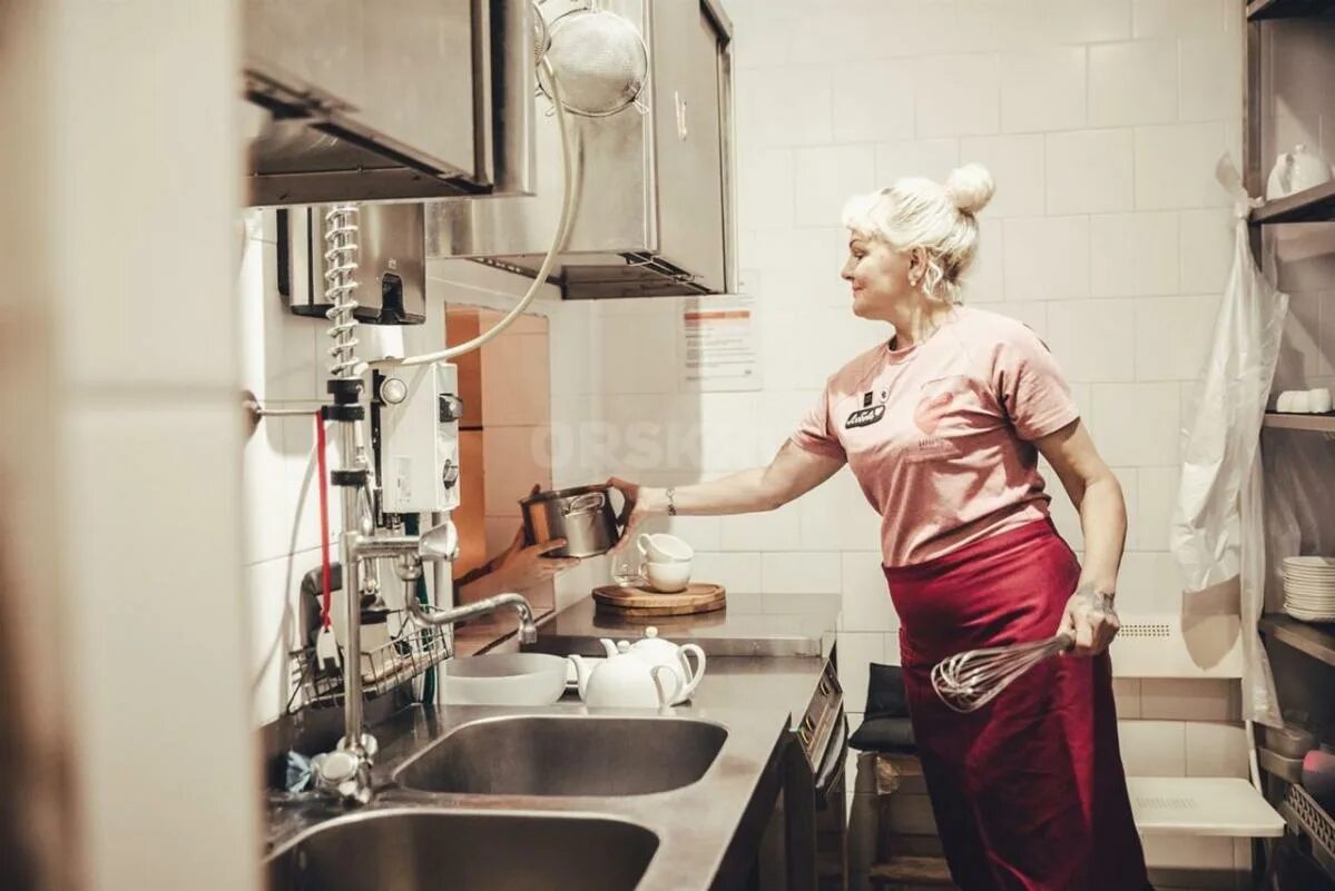 Работник кухни. Мойщик котлов. Требуется посудомойщица. Ищем мойщицу посуды. Посудомойщики в отели.