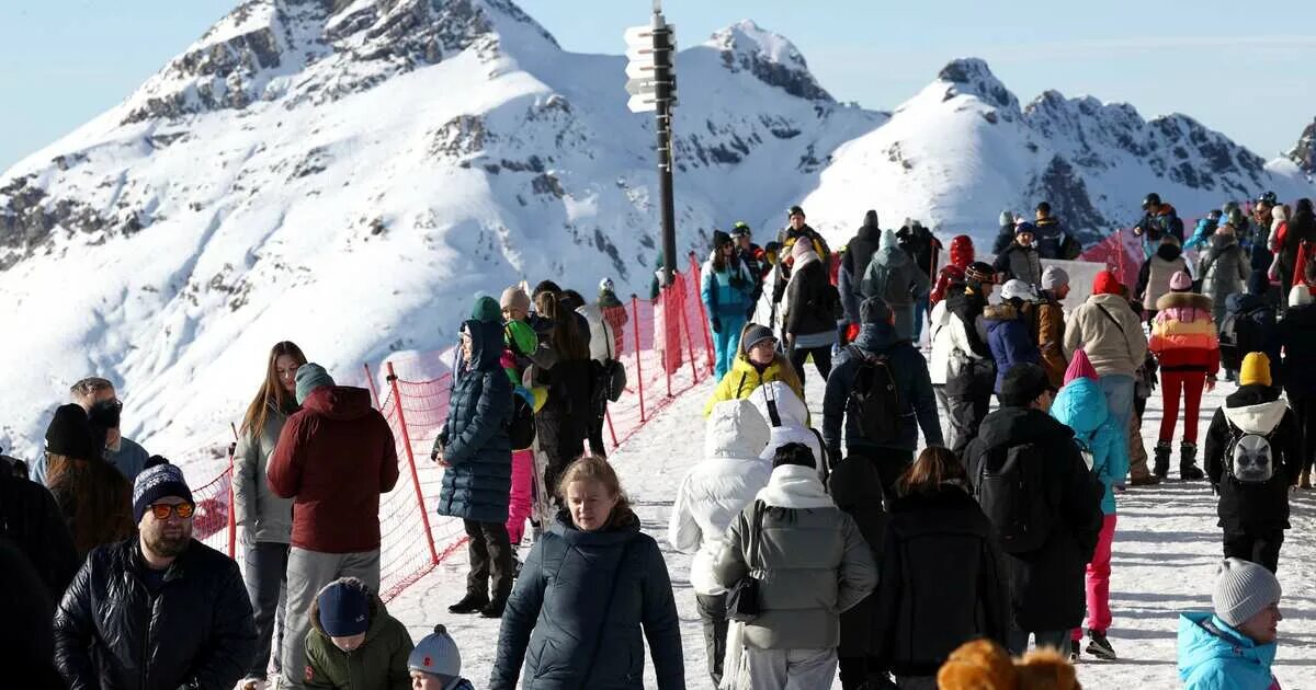 Сочи в январе. Много ли людей в Сочи на новогодние каникулы. Сочи новый год 2023. Сочи люди взрослые новый год 2023. Сочи каникулы 2024