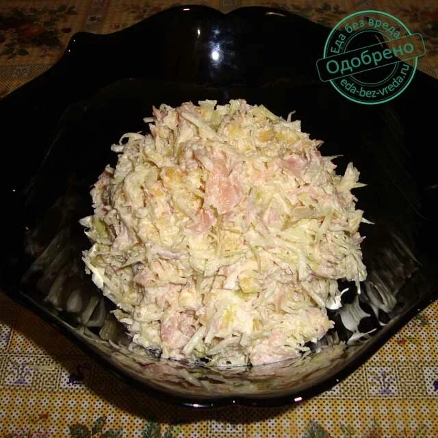 Салат с копченой курицей и помидорами. Салат с копченым окороком. Салат с копченоймкурицей. Салат с копченым окорочком. Салат из копченого куриного бедра.