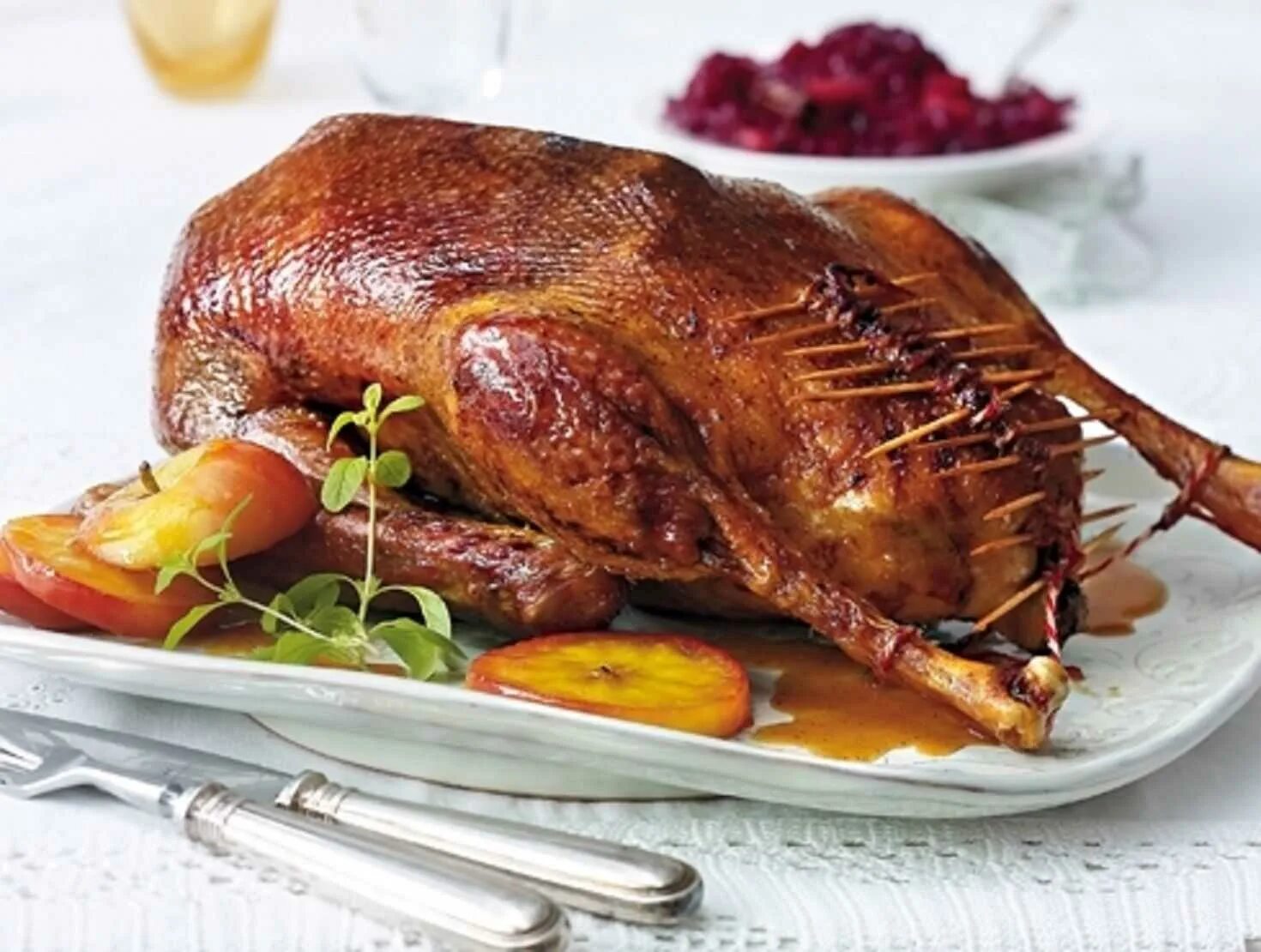 Утка запеченная. Жареный гусь с яблоками. Жареный гусь с яблоками. Утка в духовке. Утка запеченная в духовке.