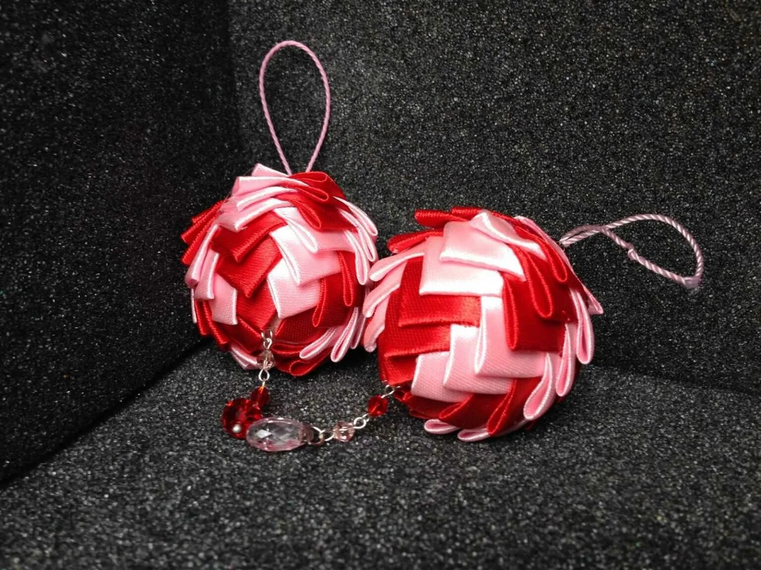 Шары канзаши. Елка из ленточки и бусин в. Как сделать игрушку из ленты. Игрушки на елку своими руками. Новогодний шар из лент.