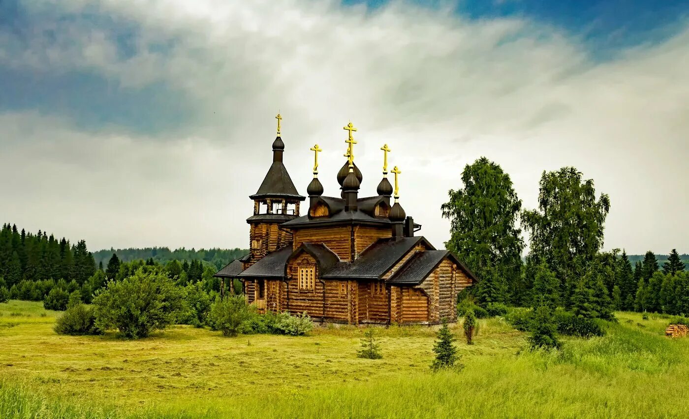 Православный рабочий стол. Храм сибирских святых Верхотурье. Деревянный храм храм Русь. Деревянный храм Першино, Тульская область. Храм Свердловской области в лесу.