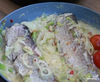 Кефаль запеченная с овощами