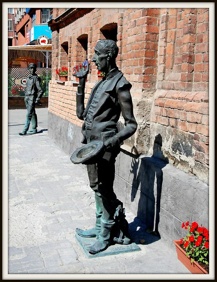 Остапу бендеру и кисе воробьянинову. Воробьянинов бендеру. Остап бендер 12 стульев памятник. Екатеринбург памятник остапу бендеру и кисе воробьянинову. Памятник кисе воробьянинову в чебоксарах.