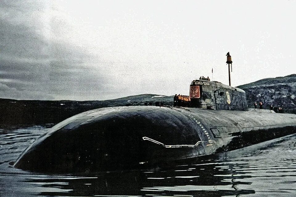 Перевернутая надувная лодка. Скоростная надувная лодка снл 8. Армейская лодка нл-8. Лодка надувная десантная снл-8. Надувные лодки курск.