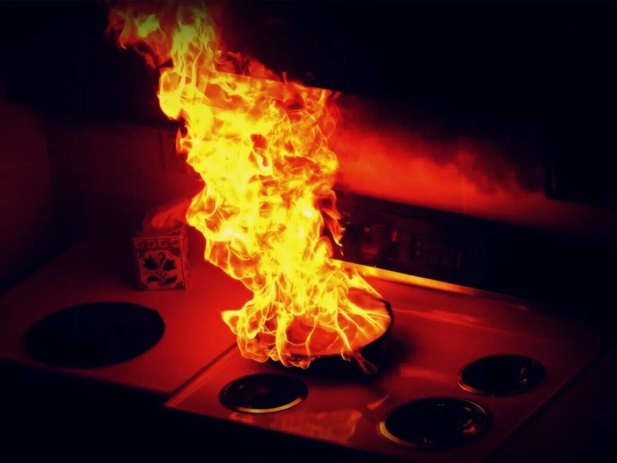 Горит масло на сковороде. Ядовитый огонь. Горящее масло. Сгоревшая кухонная плита. Огонь на кухне.