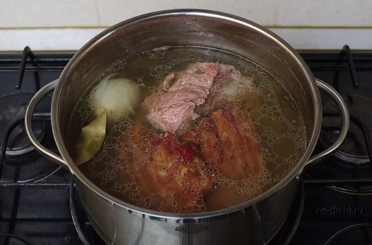 Как приготовить говядину в кастрюле. Мясо в кастрюле. мясной бульон. говядина в кастрюле. бульон с мясом.
