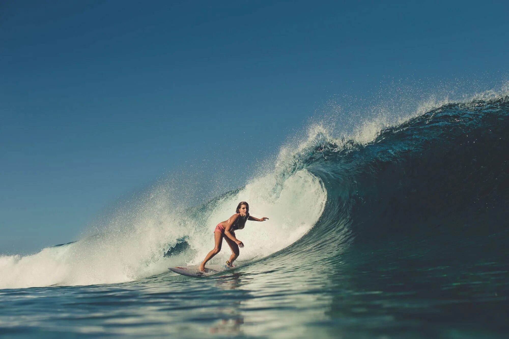 Келли Слейтер серфинг. На серфинг. Девушка на волне. Серфинг девушки. Catching wave