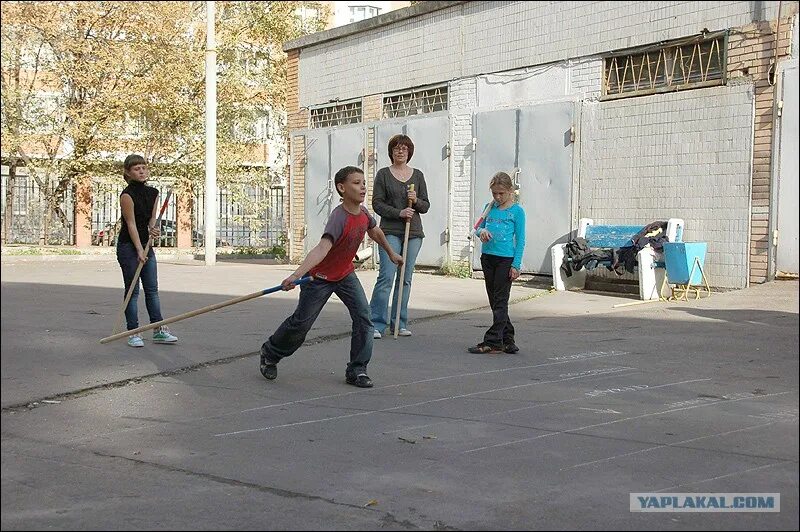 Игра банки палки. Дворовая игра пекарь. Игра палки банки. Клёк игра. Городки клёк.