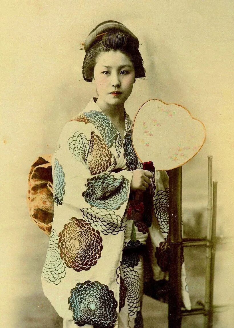Японское жена и дочь. Кимоно гейша 19 век. Япония кимоно 19 век. Кимоно 19 век японской империи. Учида Козабуро женщина в кимоно.
