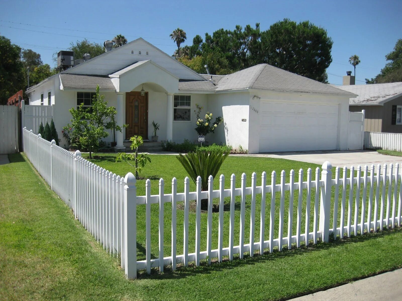 Заборы для частного дома. Красивый забор. Красивый деревянный забор. Деревянный забор. Заборы для частного дома.