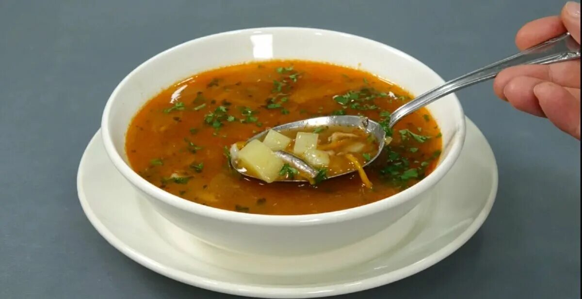 Суп из рыбных консервов в томатном соусе. Суп с килькой в томатном соусе. Суп с килькой в томате. Суп с консервой килька. Суп из кильки в томатном.