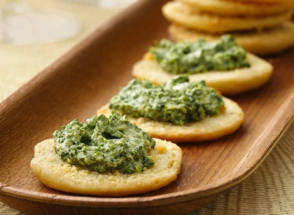 Закуски с песто. Канапе с моцареллой и черри и соусом песто. Закуски с соусом песто. Закуска с песто. Песто с кешью.
