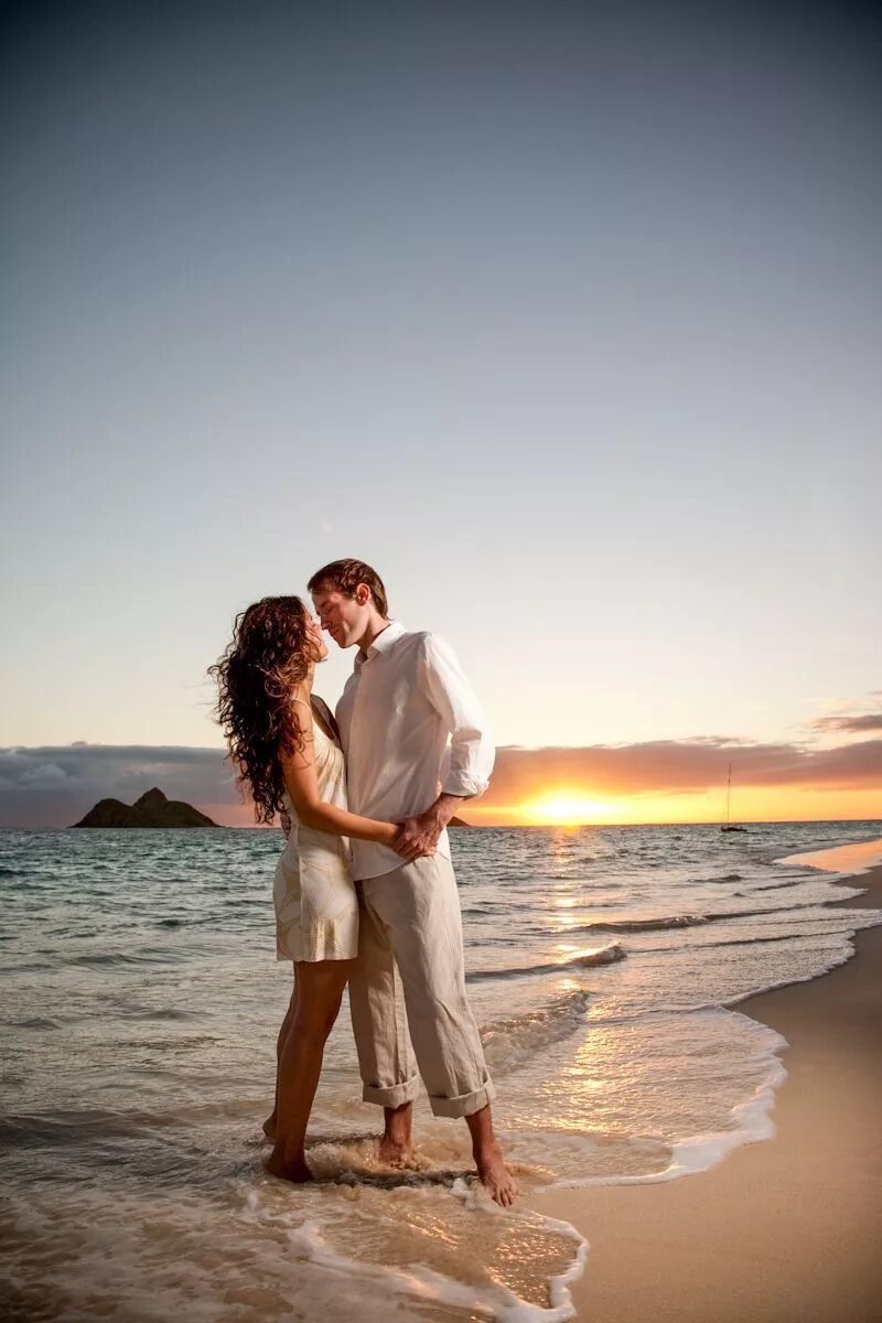 Влюбленные на берегу моря. Фотосессия на море с мужем. Счастливые гармоничные отношения. Любовь отношения. Влюбленные на море.