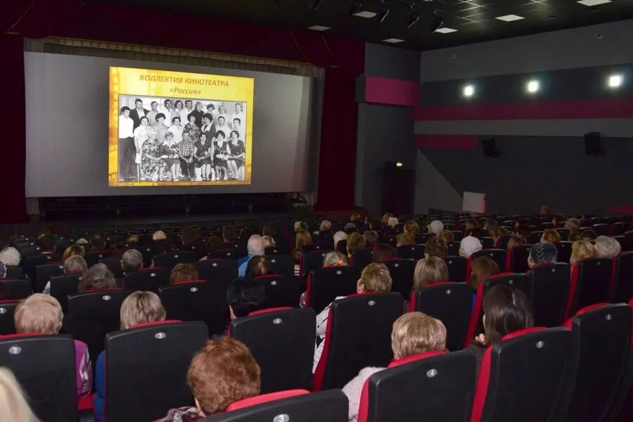 Молодежный центр кинотеатр. Кинотеатр Центральный Кострома. Кинотеатр Центральный Кострома зал. Кинозал фото. Кинотеатр Центральный Кострома фото зала.