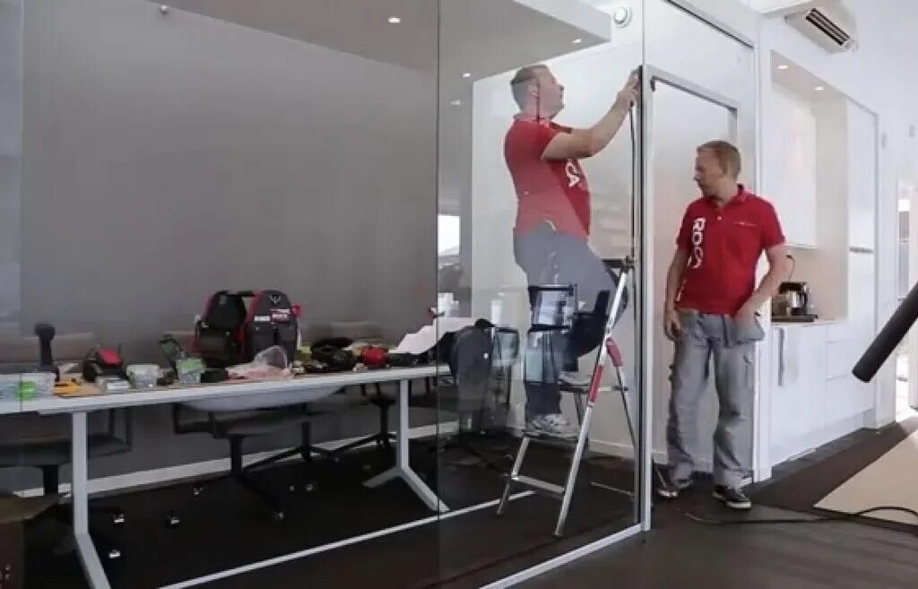 Монтаж стеклянных фасадов. Монтажник светопрозрачных конструкций. Монтаж стеклянных перегородок. Монтажник пластиковых окон. Монтаж алюминиевых витражей.