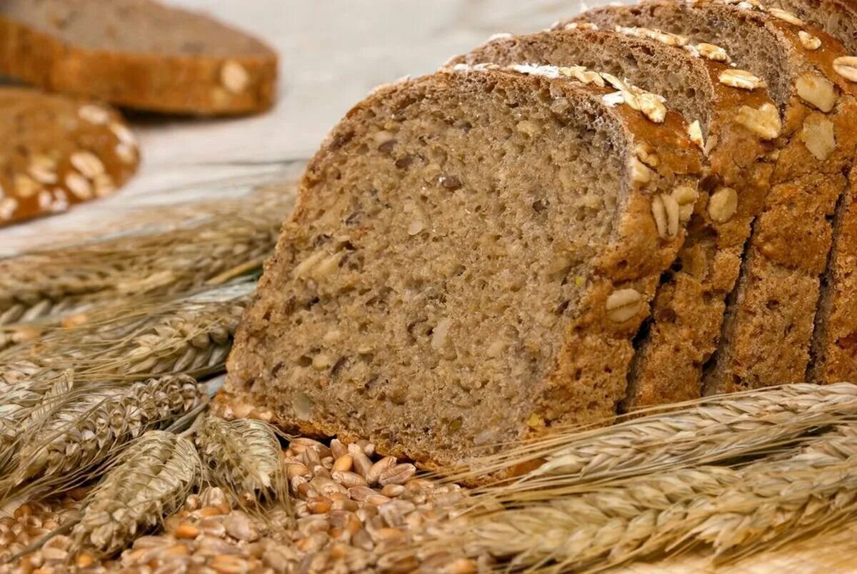 Ржаной цельнозерновой хлеб. Хлеб из цельнозерновых злаков. Цельнозерновой отрубной хлеб. Хлеб со злаками.