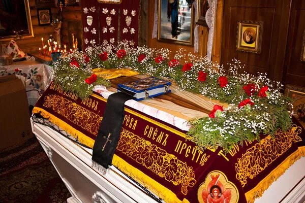 могила тургенева на волковском кладбище. 1989 жизнь что сказка. гроб из красного дерева. гроб жить. волковском кладбище в петербурге тургенев.