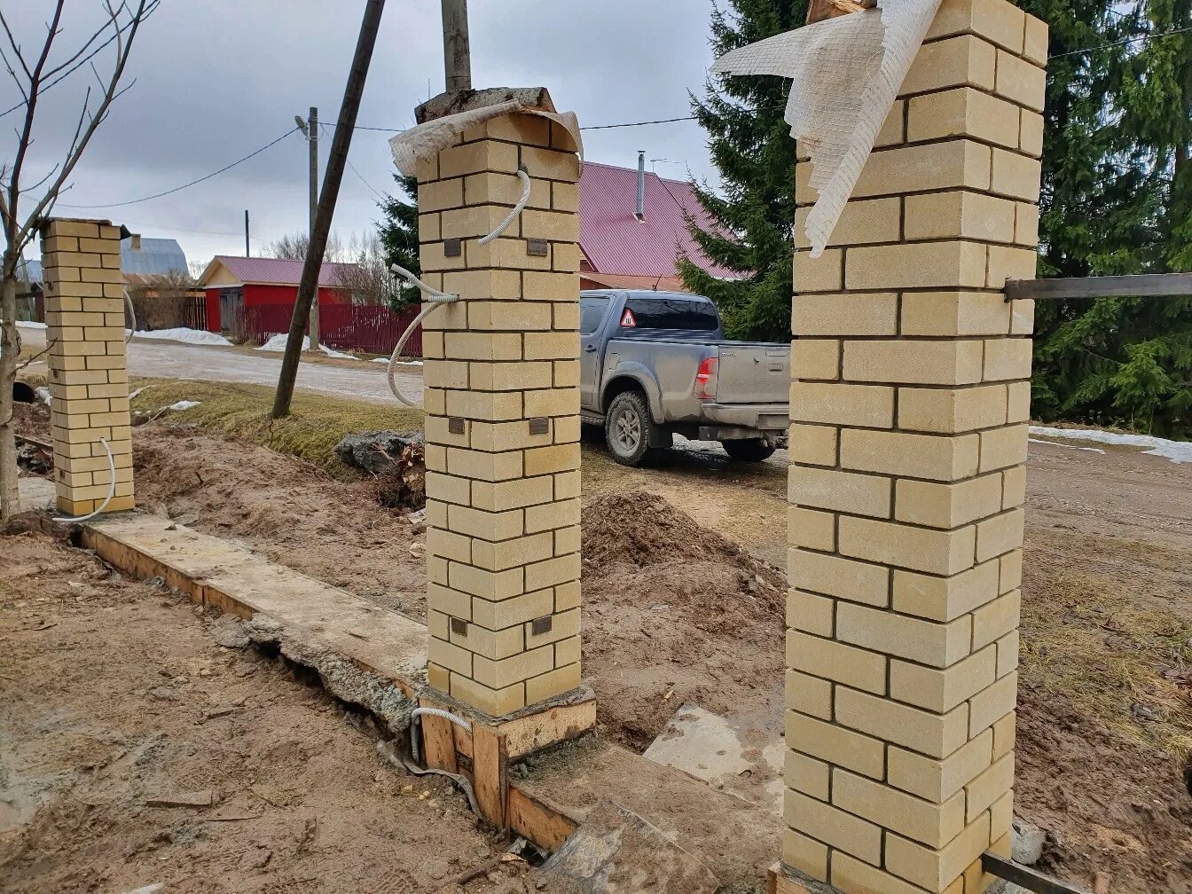 Какие столбики для забора. Столбы для забора. столбы из кирпича. столбы из кирпича для забора. закладные для забора с кирпичными столбами.