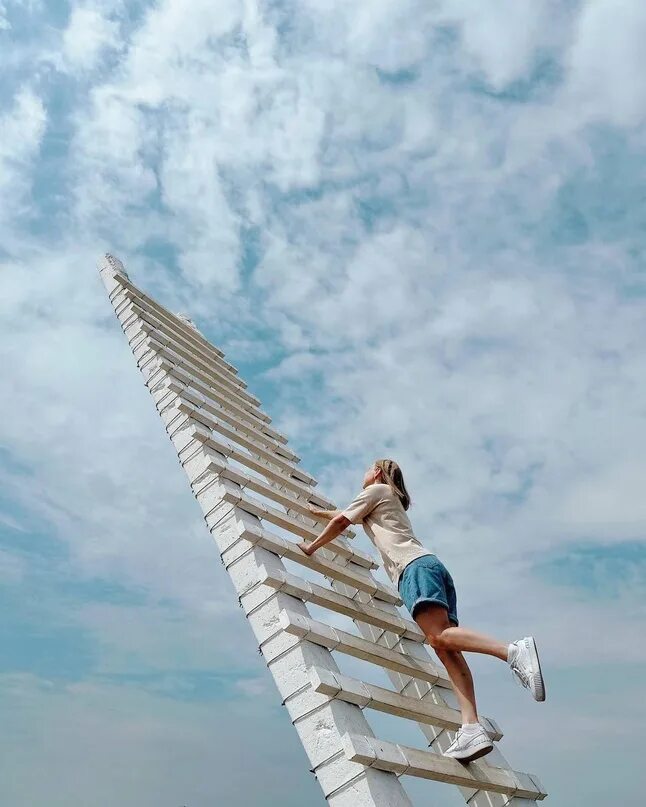 Та лестница в небо. Лестница в небо. лестница на небеса. лестница в маяке. фотозона с лестницей.