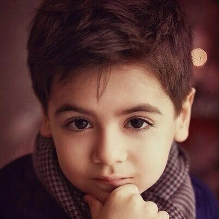 Армянские дети. Карие глаза мальчика. Красивые армянские дети. Маленький мальчик с карими глазами.