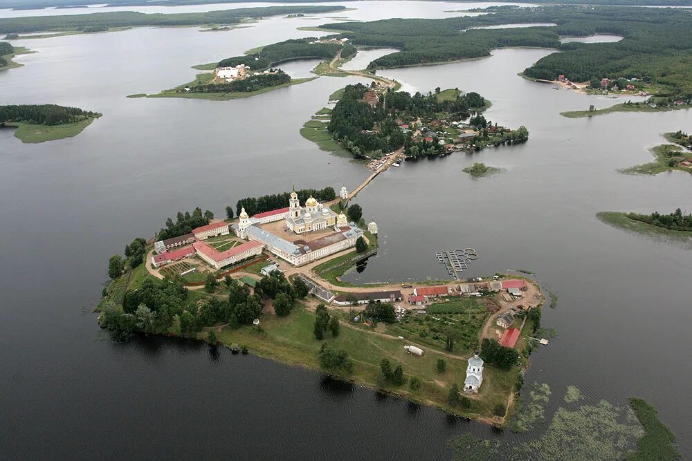 Мо осташковский хаб. Валдай Нило Столобенская пустынь. Остров Нилова пустынь Селигер. Нило-Столобенская пустынь озеро белое. Тверская область остров Селигер.