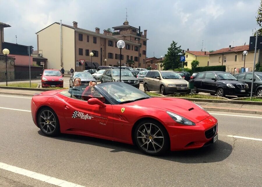 Я настоящий феррари. Ferrari laferrari. Феррари в ростове на дону. Я настоящий феррари. Феррари 710 а1.