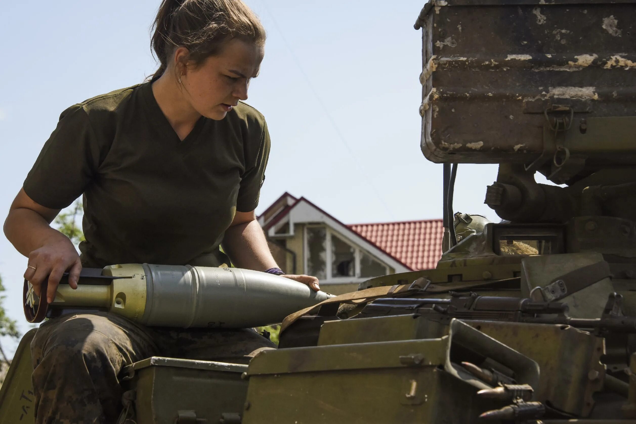 Девчонки ракеты. World of tanks девушки. Девушка летит. Танкистки world of tanks. Девушка с оружием.