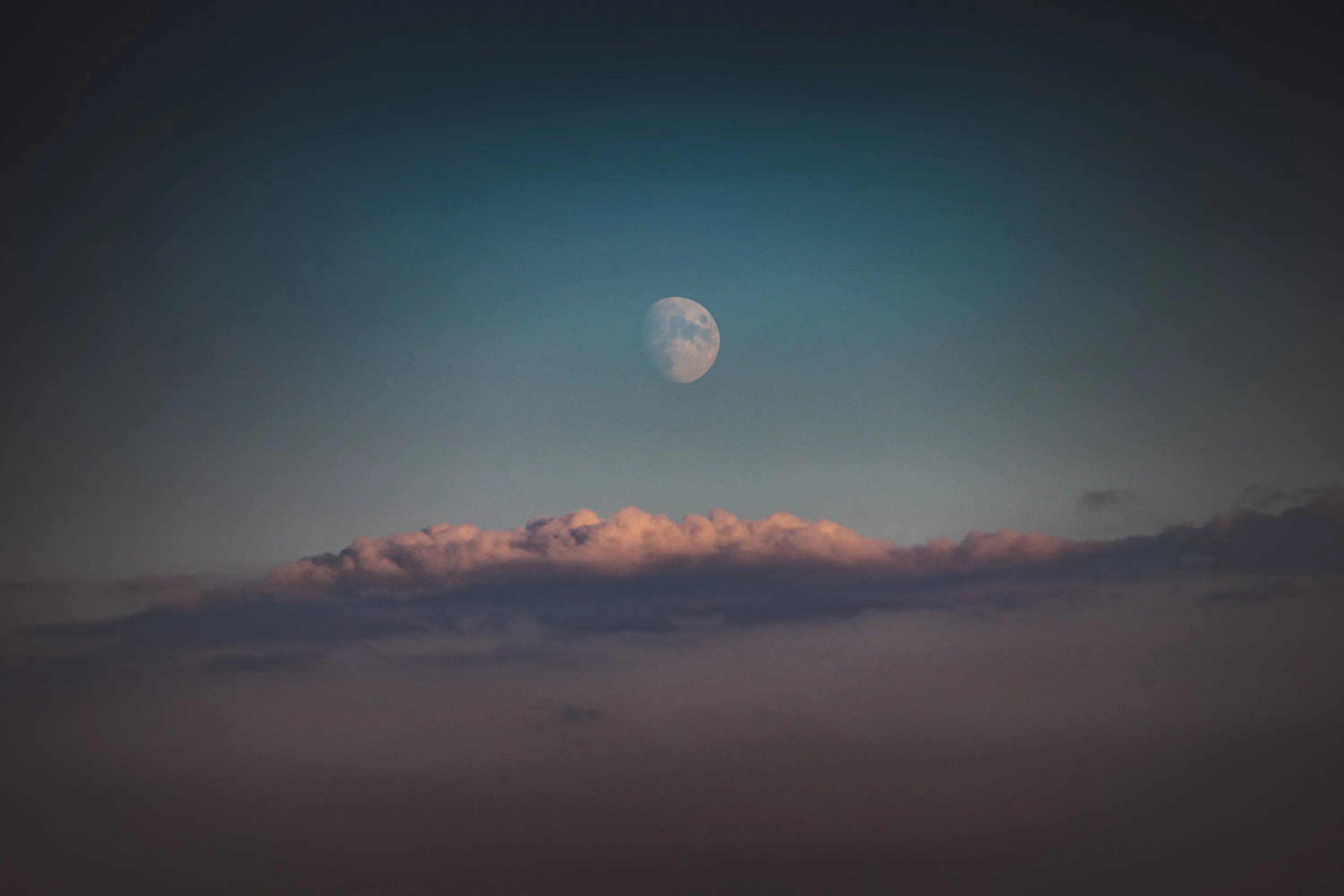 Clouded moon. Луна в облаках. Луна на небе. Лунное небо. Вечернее небо с луной.