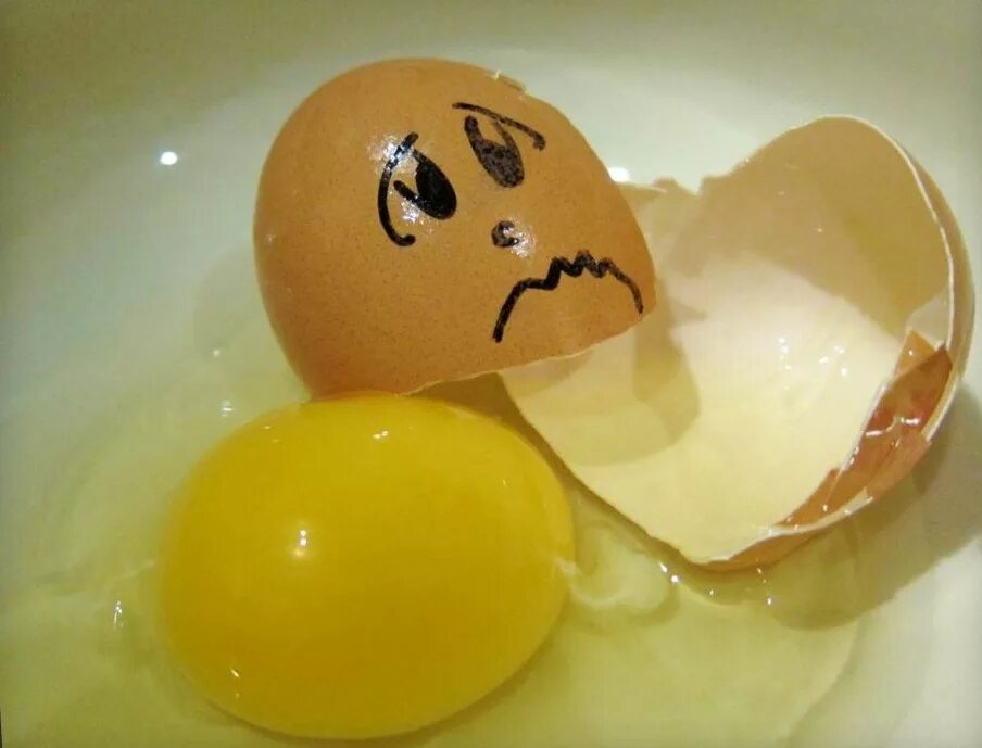 Разбитые яйца. Разбить яйцо. Битые яйца.