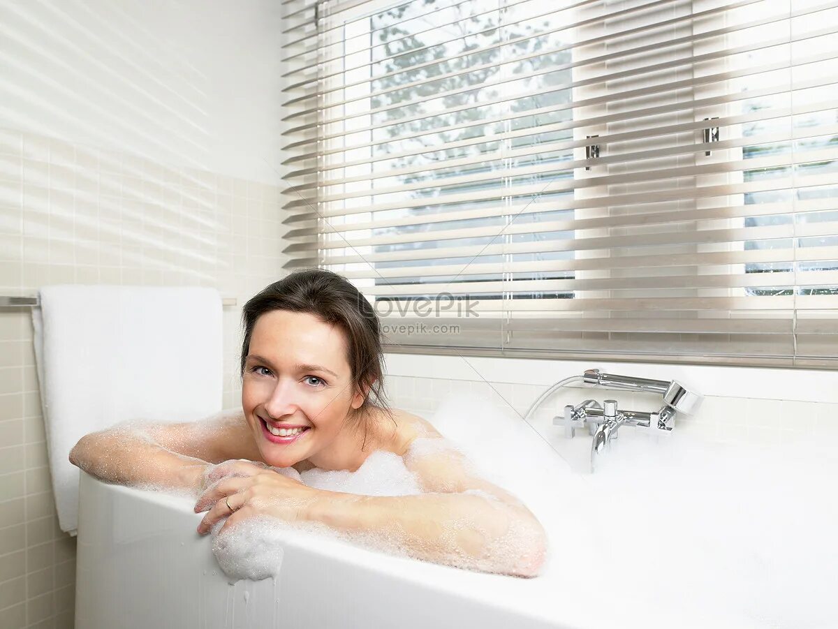 Женщина в ванной. Женщина в джакузи. Ножки девушки в ванной. Пожилая женщина в ванной. Полные в ванной.