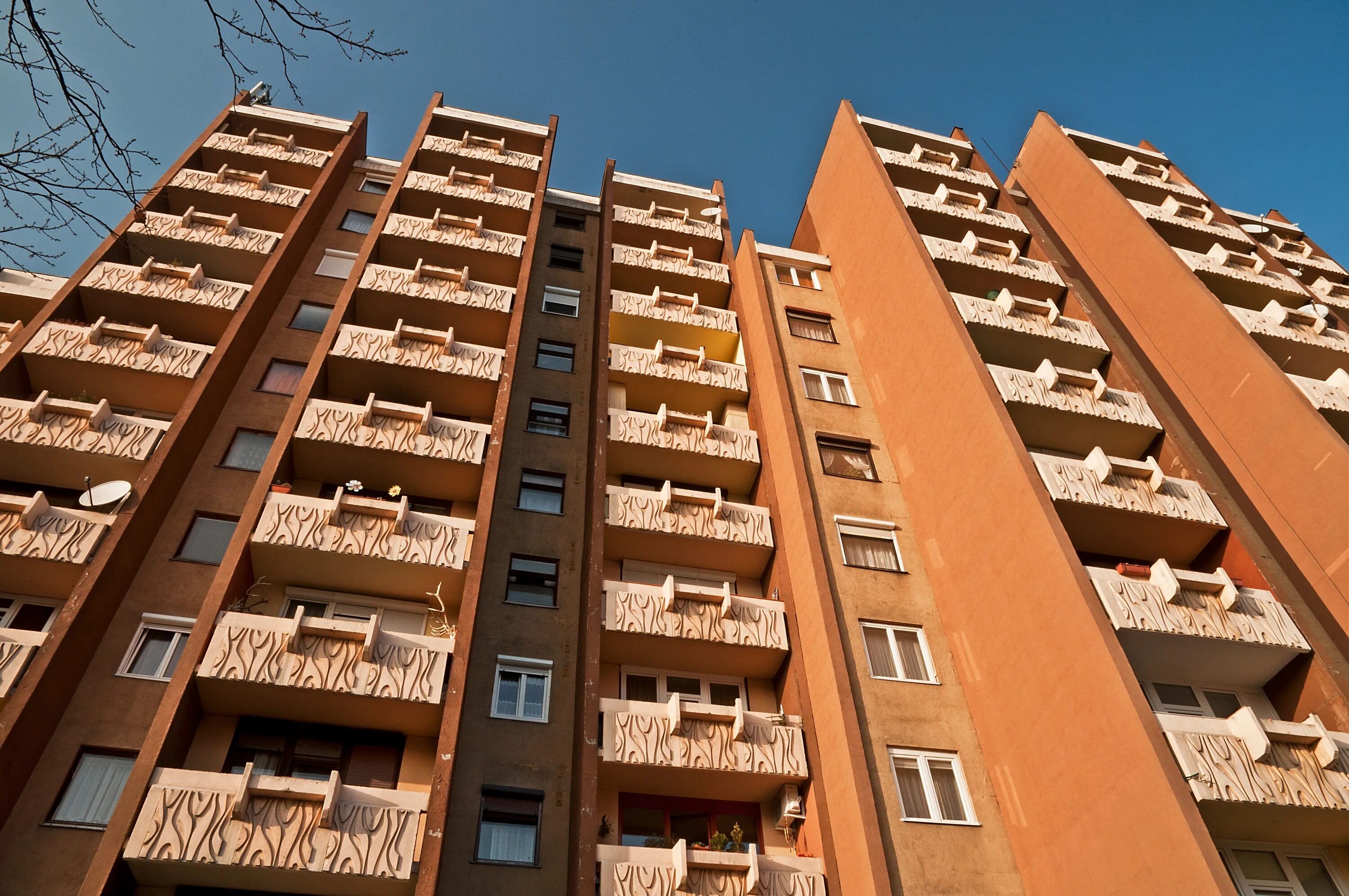 I live a block of flats cottage. Block of flats. block of flats фото. block of flats in britain. a flat in a block of flats.