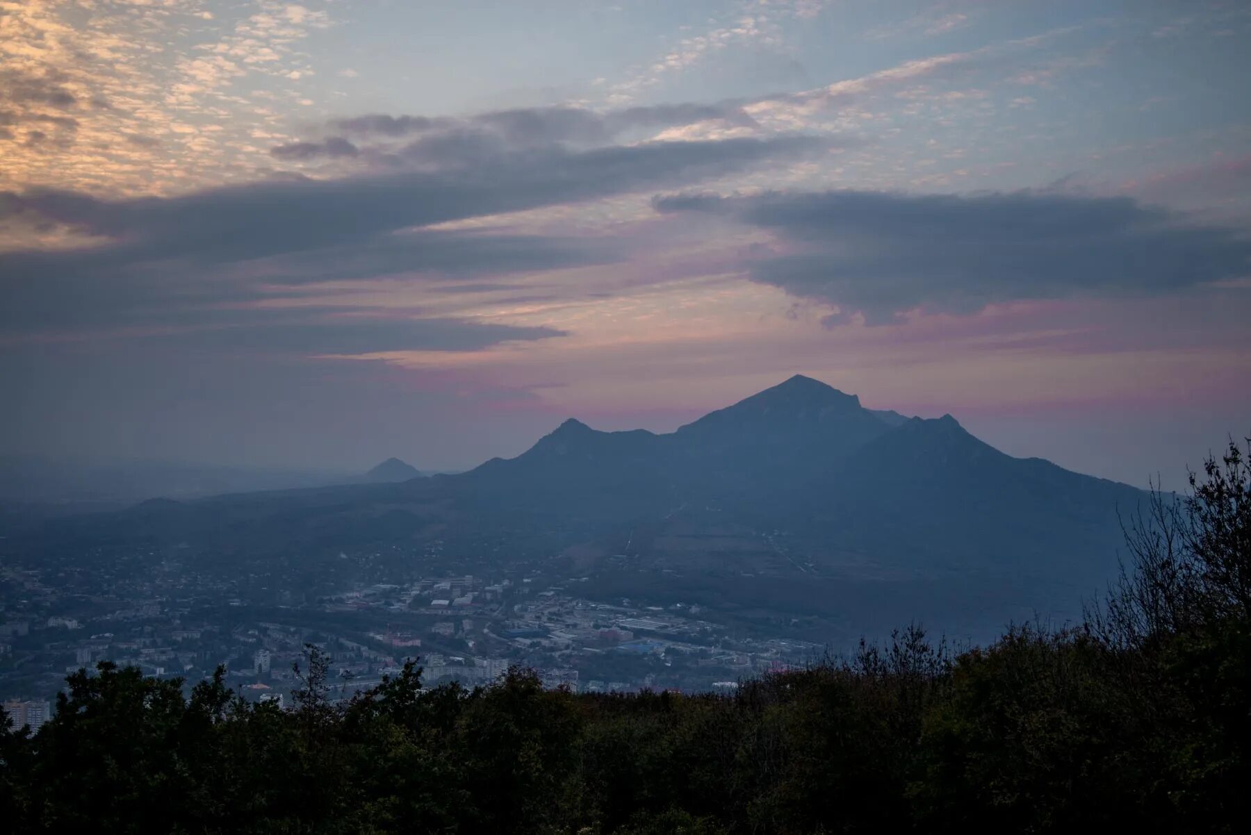 Горы машук и бештау. Утро машук гора. Вид с бештау на железноводск. Гора машук в пятигорске легенды. Фотографию горы бештау город пятигорск.
