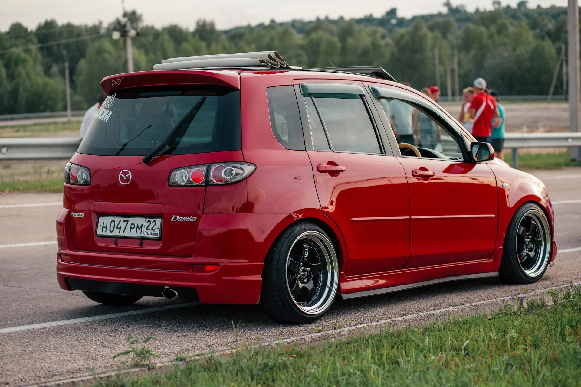 Mazda dy. Мазда Демио стенс. Mazda Demio stance. Мазда Demio 2003 Tuning. Красная Mazda Demio 2.