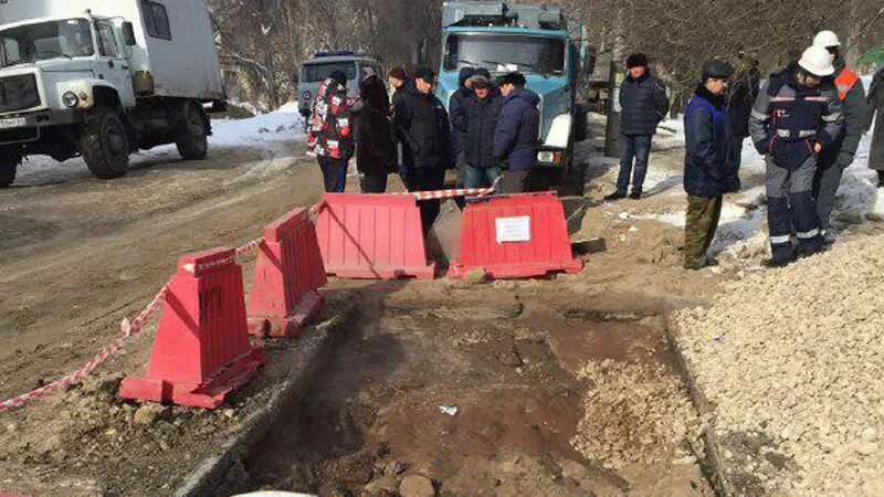 Отключение отопления в саратове. Авария на теплотрассе Ленинский район Саратова. Авария в Саратове отопление. Картинки авария теплоснабжения МКД.