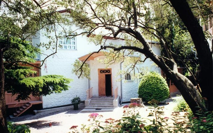 ялтинская дача чехова огэ. домик чехова в ялте с квадракоптера. ялтинская дача чехова огэ. дом чехова в ялте. белая дача чехова в ялте сад.