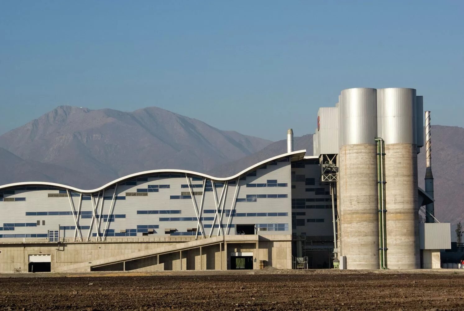 Самые современные заводы. Завод Cristalchile в Чили. Завод «Glass Bottling Plant Cristalchile» в Чили. Мусороперерабатывающий завод архитектура. Мусороперерабатывающий завод в Китае.