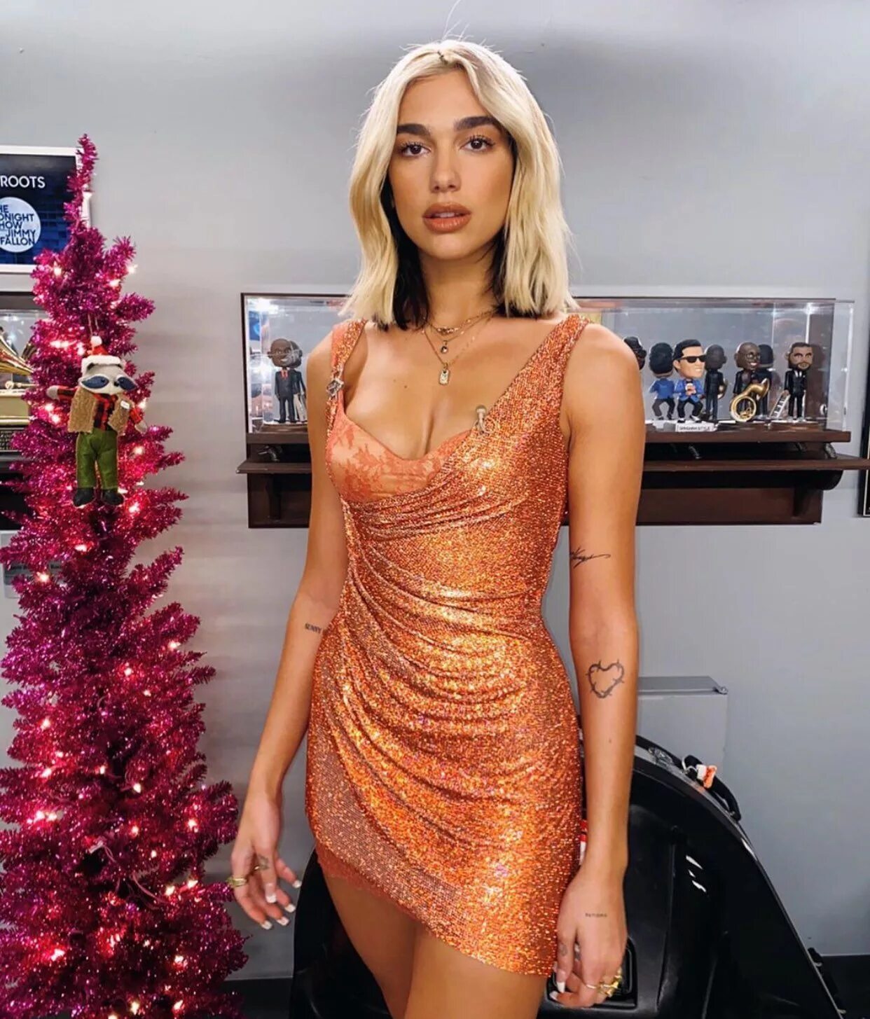 Blonde 2020. Дуа липа в платье Версаче. Versace Dress 2020 Dua Lipa. Липа певица. Дуа липа 2020.