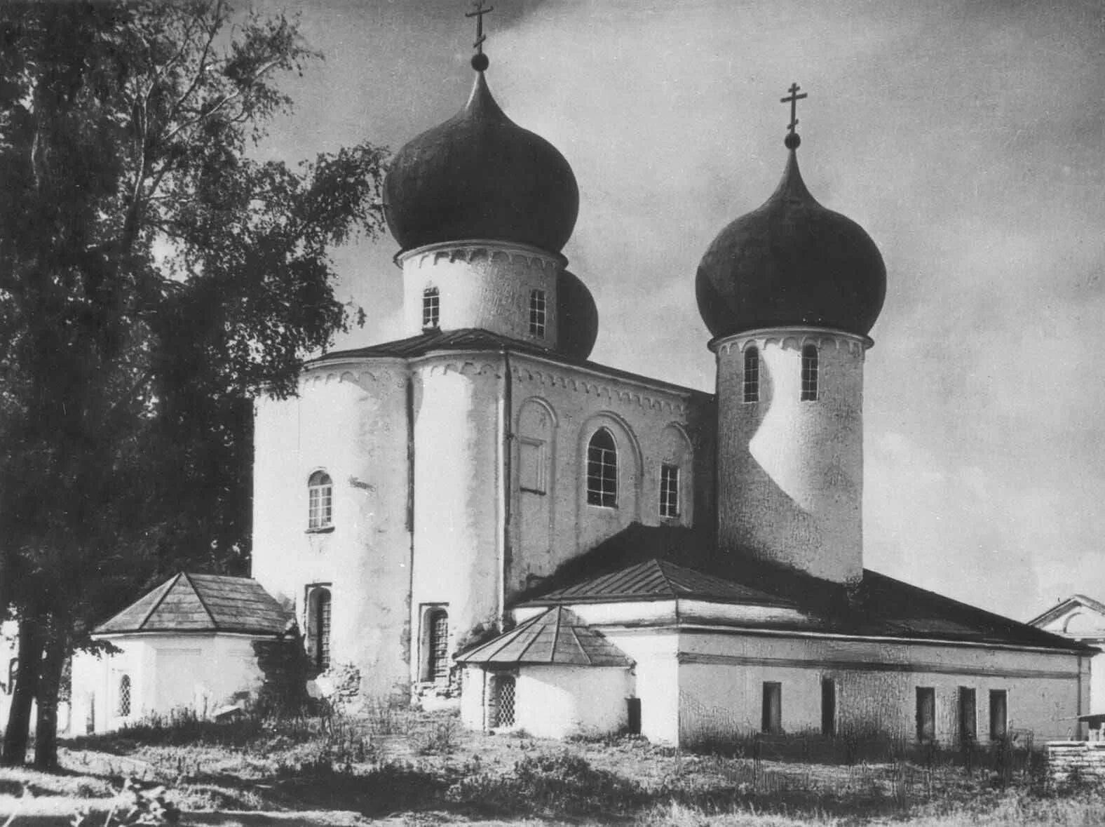 Первые це. Храм Рождества Богородицы Антониева монастыря в Новгороде.