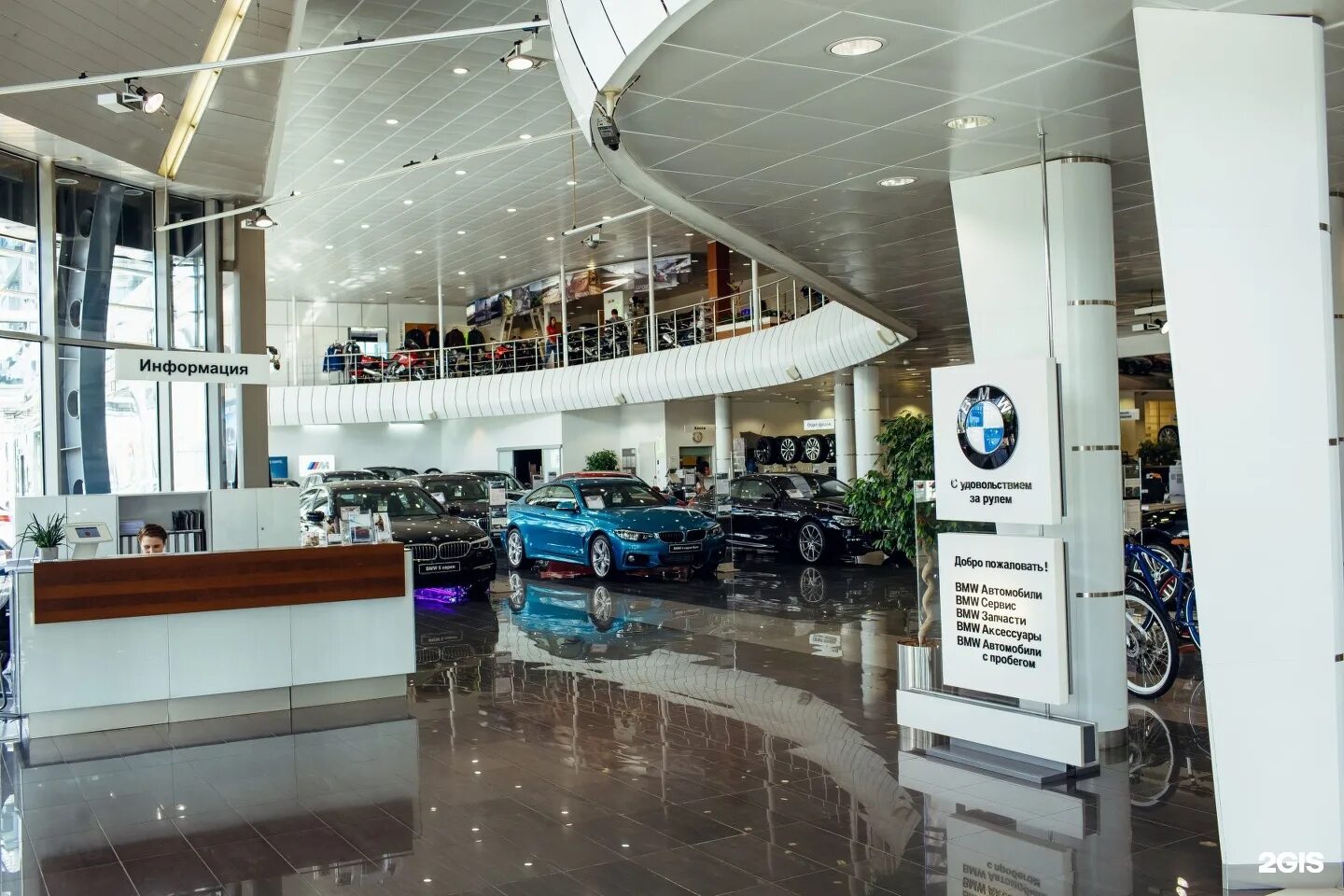 Автодом дилерский центр. Машины в автосалоне. Автоdом. Бмв на стартовой 10 автодом. Автодом бмв санкт-петербург стартовая 10.