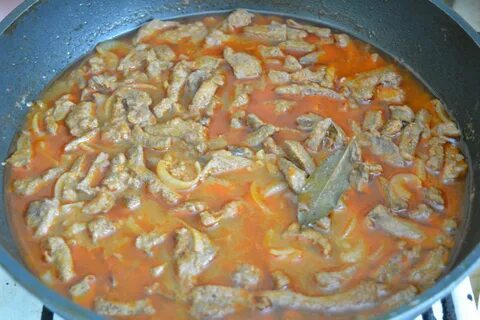 Тушеная печень с овощами сковороде