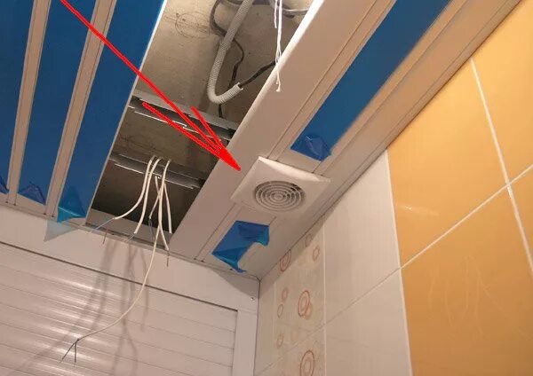Вентиляция натяжной в ванне. Вентиляция в реечном потолке в ванной. Вытяжка в потолке в ванной. Вентилятор в реечном потолке. Вытяжка в реечном потолке в ванной.