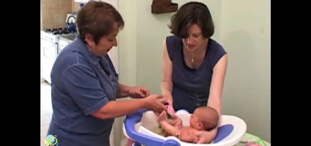 Помыть новороэденную жевочку. Как подмывать новорожденного девочку видео. Как подмывать новорожденного. Подмывание новорожденного. Как подмывать новорожденного девочку видео.