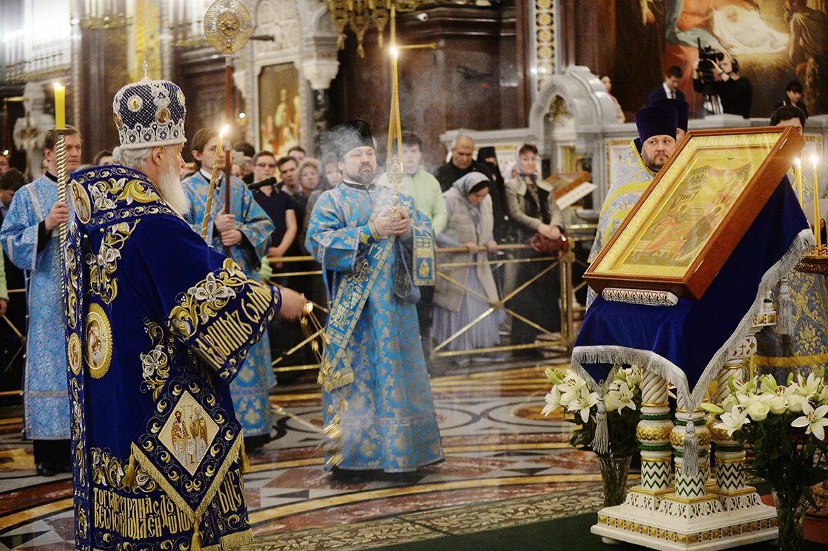 Всенощное бдение благовещение пресвятой. Благовещение Пресвятой Богородицы храм Христа Спасителя. Благовещение богослужение храм Христа Спасителя.