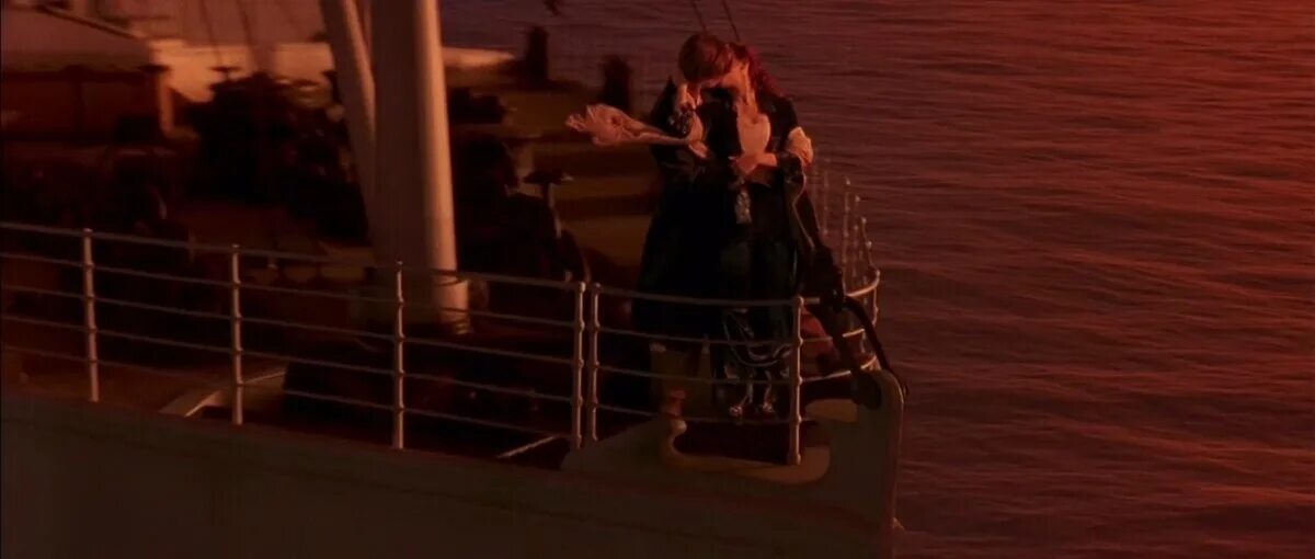 Как снимали сцену текст. Сцена из Титаника на носу корабля без людей. Трогательные сцены Титаника. Титаник сцена на лестнице. Титаник сцена на носу корабля как снимали.