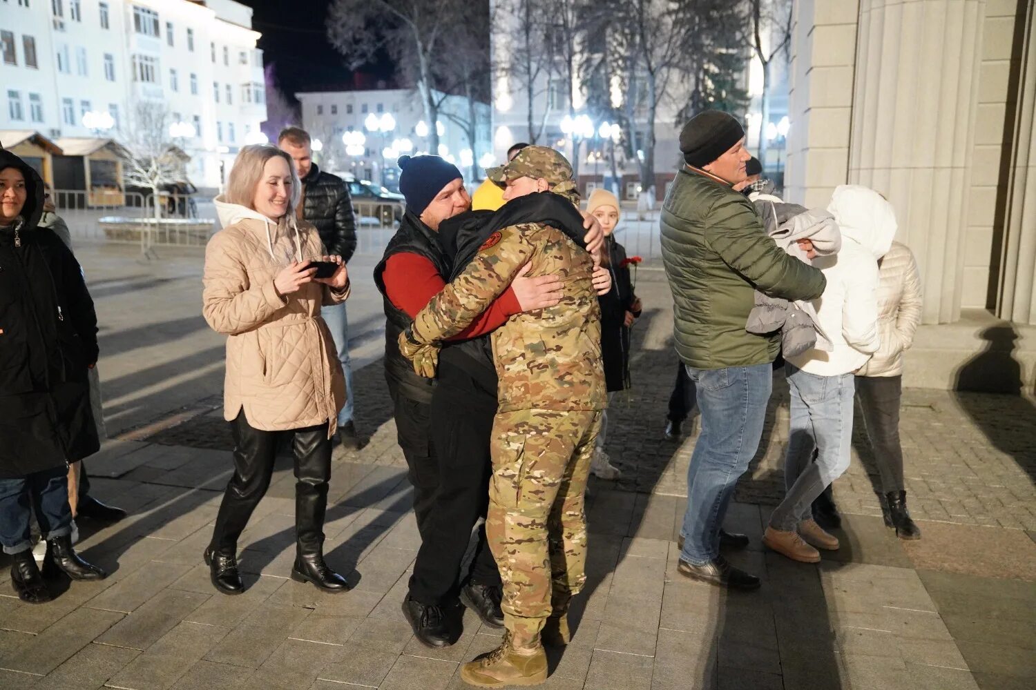 Встретил участника сво. Встречаем участников. Памятник бойцам сво в Туле. Военнослужащие. Пикет за сво у метро.