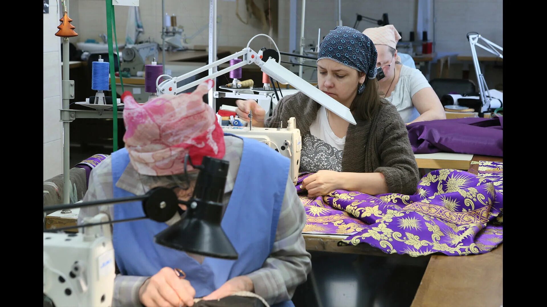 В пошивочном цехе было 4 рулона ситца. Швея. Швейная мастерская получила 300 м шерстяной материи. Швейная мастерская получила 300 м шерстяной материи. Красивое ателье.