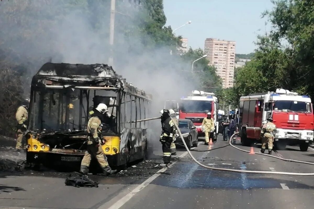 Сгорел автобус в Ростове на Дону.